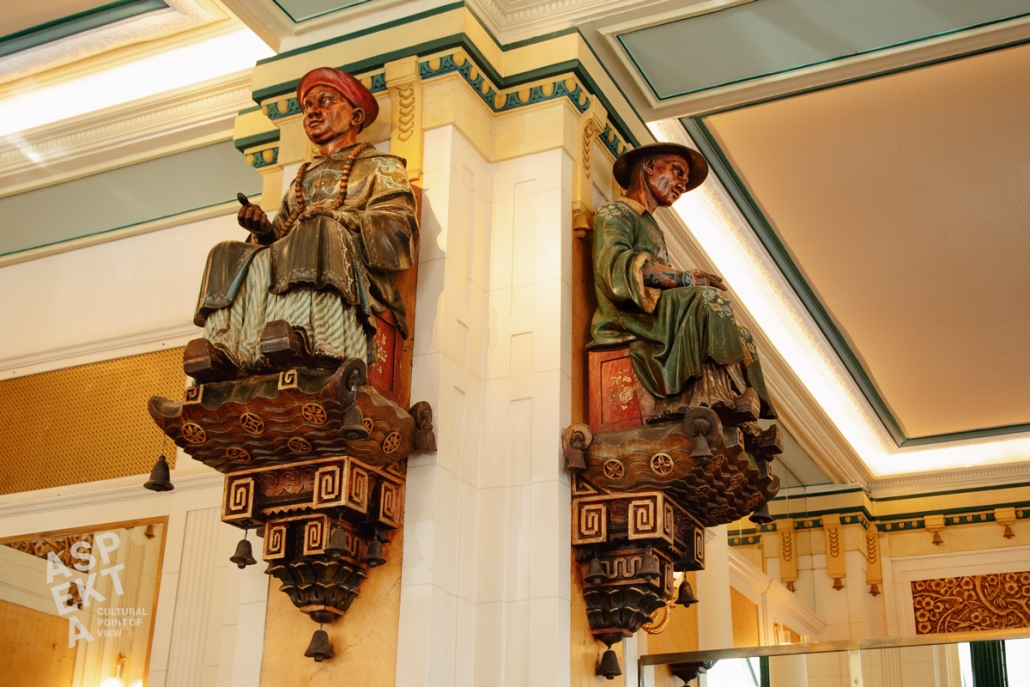Париж: Китайските порцеланови фигури, символ на легендарното кафене "Les Deux Magots"